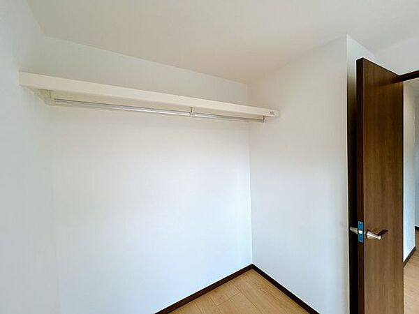 【収納】洋服や衣装ケースもしっかり入りそうな十分なスペースがありますね。お部屋がすっきりと見えそうです。