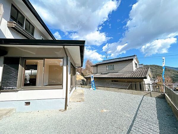 【庭】管理の大変な木々は伐採し、見た目もきれいな砕石を敷き詰めました。砂利を敷いているので、雑草も生えにくくなっており、面倒な草むしりもしなくていいのが嬉しいですね。