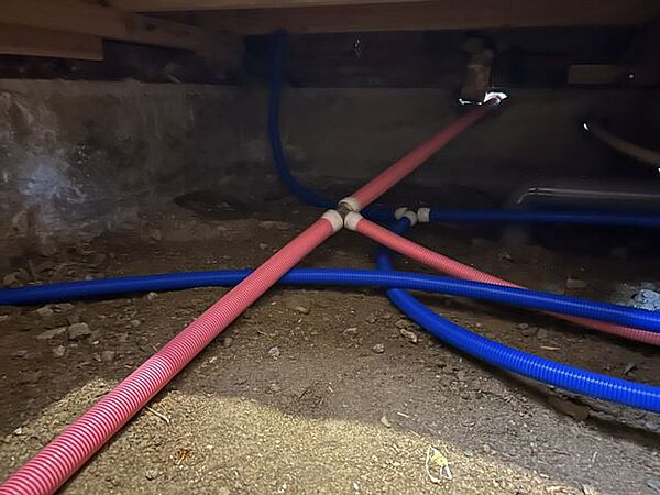 【床下】中古住宅の3大リスクである、雨漏り、主要構造部分の欠陥や腐食、給排水管の漏水や故障を2年間保証します。その前提で床下まで確認の上でリフォームし、シロアリの被害調査と防除工事もおこなっています。