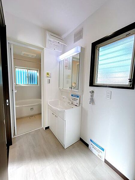 【洗面化粧台】洗面化粧台はパナソニックAWE製の新品に交換しました。ボウルは洗顔・洗髪はもちろん、つけ置き洗いにも使えます。三面鏡の後ろは収納になっているので、化粧品や小物もすっきりまとめられそうで…