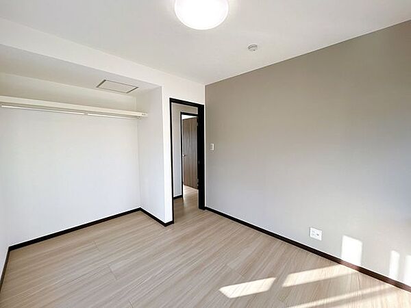 【リフォーム済/2階4.5帖洋室】2階4.5帖の洋室です。出窓がかわいらしい印象のお部屋です。クロス・フローリングの張替、照明、建具の交換を行い、洋室に間取り変更しました。