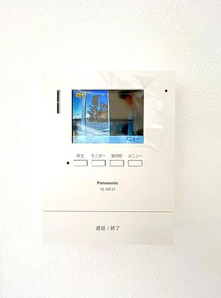 【ドアホン】新しく設置したドアホンはカラーモニター付き。リビングに設置のモニターで玄関にいらしたお客様を確認してから応対できます。留守中の来客も記録できるので防犯面でも安心ですね。