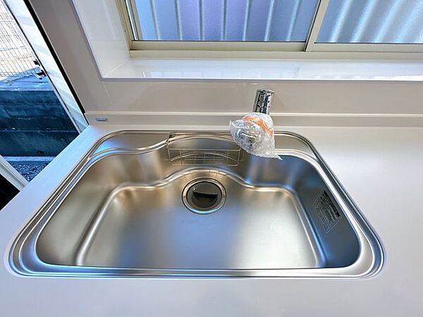【シンク】新品交換したキッチンのシンクはサビにくく熱に強いステンレス製です。水はねの音を抑える静音設計で、従来よりもさらに水音が静かになっています。