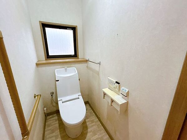 【1階トイレ】トイレはウォシュレット付きです。