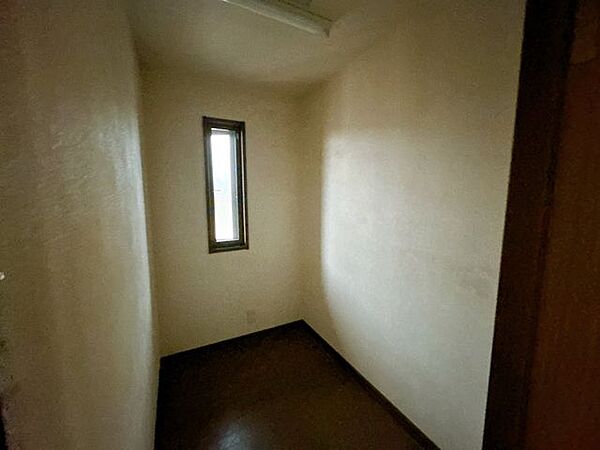 【2階納戸】2階おのトイレ横にある納戸です。普段使わない荷物などをしまっておくことができます。便利ですね。