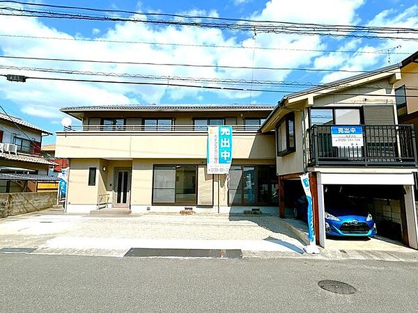 【外観】庭木を伐採したことにより、駐車台数が増え、5台くらいは駐車可能です。また、お庭でBBQをしたりご家族で遊んだりと、様々な使い方ができて嬉しいですね。