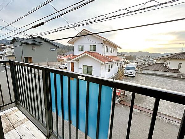 【1階部分側バルコニー】車庫上のバルコニーです。少し外に出て、外の空気を吸って休憩するなんてこともできそうですね。