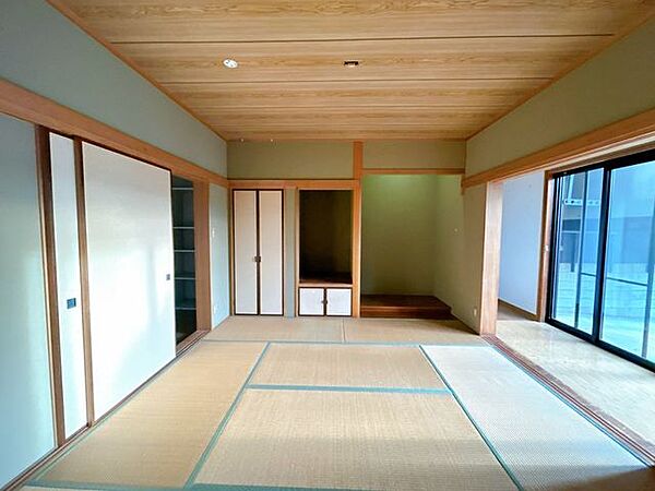 【1階8畳和室】1階の8帖の和室です。8帖もあると、お子様が遊ぶスペースにもなり、お布団を敷いて寝る場所にもなりと、様々な使い方ができそうですね。