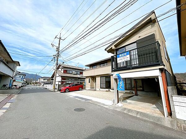 【前面道路】前面道路の幅員は約6mです。広めなので、駐車する際も楽々できます。