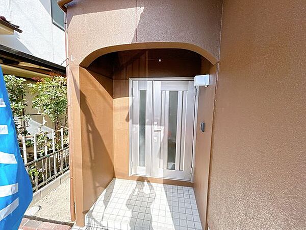 【玄関】玄関ポーチは屋根つきなので、雨の日に荷物がたくさんあっても濡れずに出入りできますね。 新しい扉は気分も晴れますね。