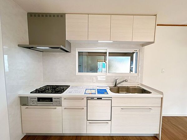 【キッチン】キッチンはシステムキッチンとなってります。収納は引き出し式で、大きなお鍋やフライパンもすっきり片付きます。床下収納もあるので、何かと便利ですね。