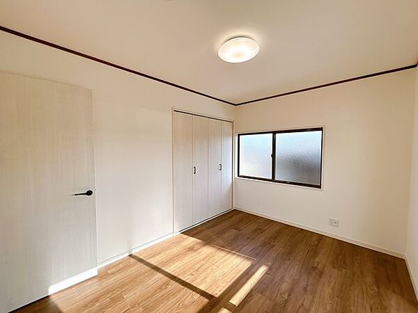 【2階南側洋室】1間サイズのクローゼットがついているお部屋です。ベランダもございます。