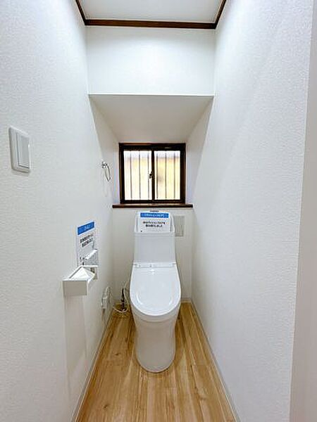 【トイレ】使いやすい壁掛けリモコンで操作できます。自動洗浄機能付きなので、お子様の流し忘れもありません。\t\t