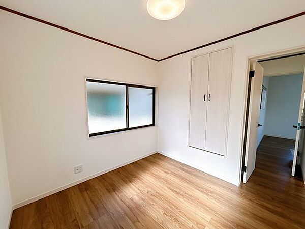 【2階西側洋室】窓は2面から採光が取れるようになっております。