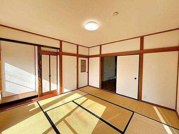 【1階和室】1階リビングの横にある6畳の和室です。イグサの香りに癒される、居心地の良いお部屋に仕上がりました。