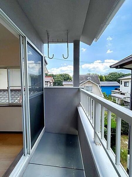 【バルコニー】床面の防水塗装を施しました。南向きのワイドバルコニー、洗濯物も大容量に干すことができますね。