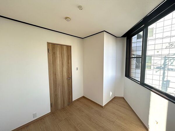 【リフォーム済/洋室】フローリングの重張り、クロス張替、建具交換を行っております。