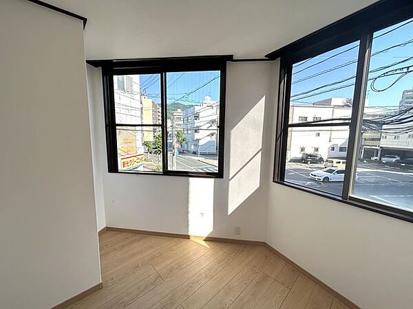 【リフォーム済/洋室】3.5帖の洋室です。採光のたっぷりとれるお部屋となっております。