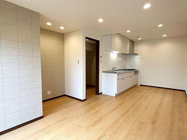 【リフォーム済/リビング】出窓がおしゃれな雰囲気のLDK。テーブルやソファーを置いて、お好きな内装でお部屋を充実させていきたいですね。