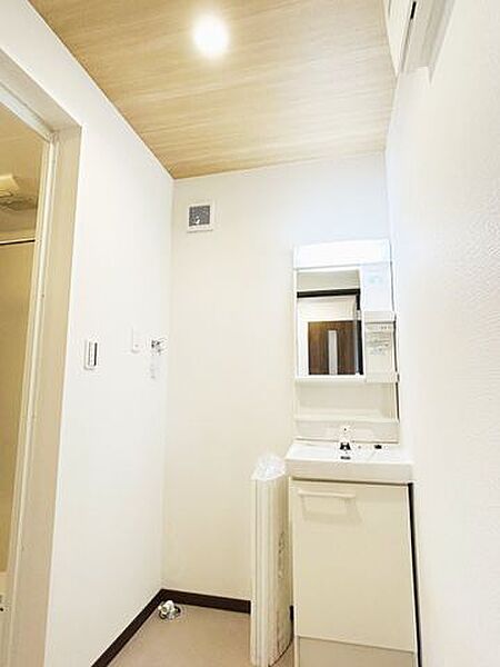 【洗面化粧台】洗面化粧台はLIXIL製の新品に交換しました。洗顔・洗髪はもちろん、つけ置き洗いにも使えます。収納もついていて、すっきりと小物類をまとめられそうです。