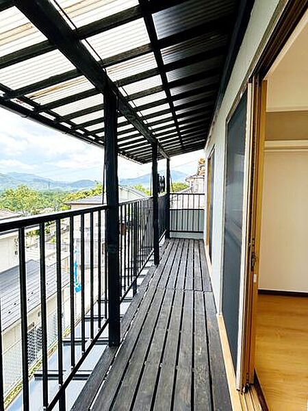 【リフォーム済/バルコニー】バルコニーは補修を行い、床面の塗装を行いました。屋根付きなので、急な雨にも安心です。ワイドタイプなので、布団や洗濯物も大容量に干すことができますよ。