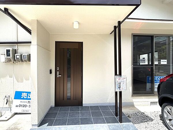 【玄関】玄関扉は新品に交換しました。新しいトビラで気持ち良く1日のスタートを始めて頂ければと思います。