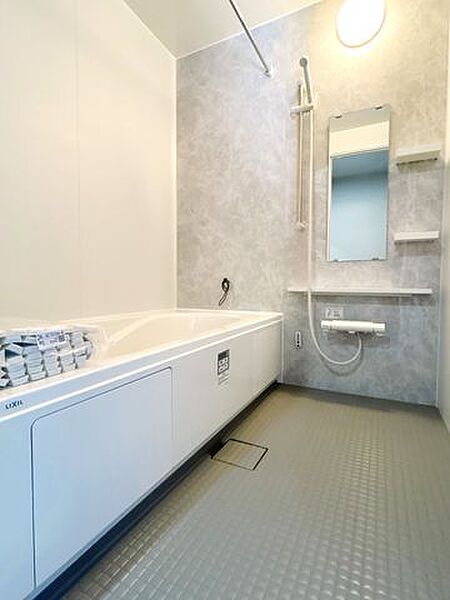 【浴室】浴室は1坪サイズの新品のユニットバスに新品交換いたしました。1日の疲れをゆっくりとれる落ち着いた空間に仕上げていきます。足もしっかり伸ばせることもできて疲れがゆったり取れそうですね。