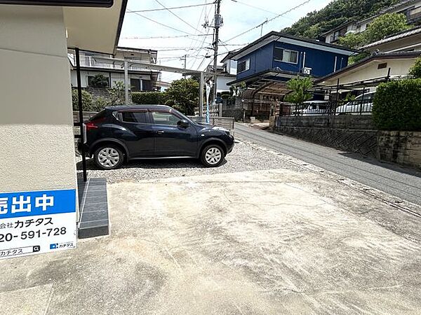 【駐車場】拡張工事を行い3台駐車が可能になりました。駐車が複数台可能なのは助かりますね。
