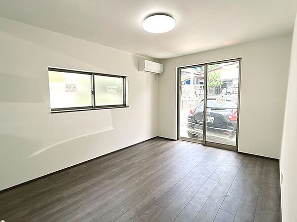 【1階洋室】1階の洋室は、フローリングの張替え、壁・天井のクロスの張替えを行いました。窓サッシも新品交換しました。