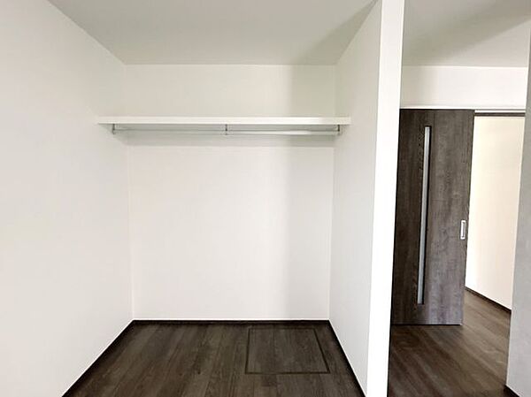 【収納】オープンクローゼットを作成しました。ハンガーパイプも設置しいい感じです。