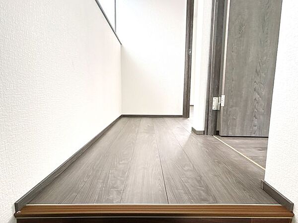 【2階廊下】2階廊下の床はフローリングの貼替、壁・天井はクロスの張替えを行いました。照明も新品に交換しきれいになりました。