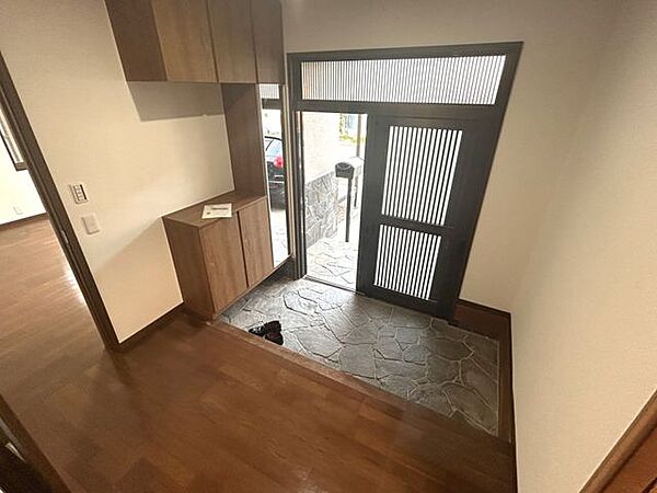 【玄関】シューズボックスは新品に交換しました。壁・天井はクロスを貼り替えました。
