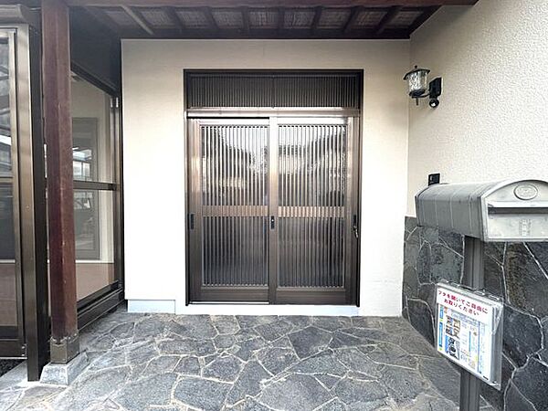 【玄関】玄関はクリーニングを行いました。