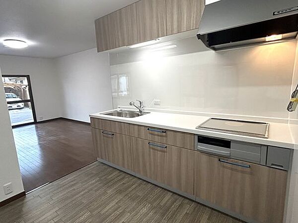 【リビング】壁・天井はクロスを貼替、照明交換を行いました。キッチンスペースを含め14.5帖になりました。