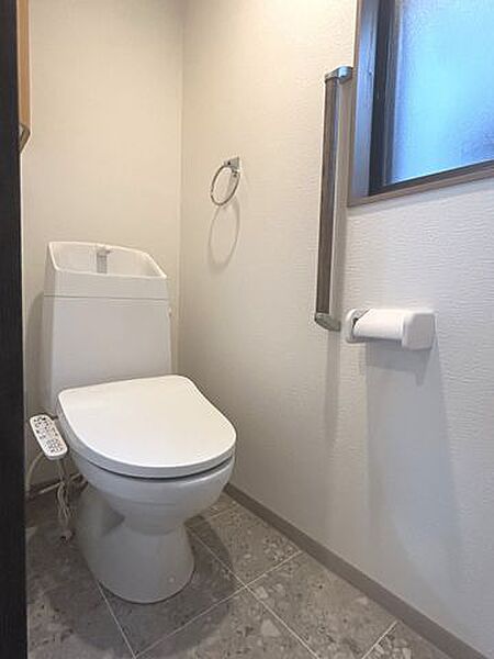 【トイレ】新品の便器を設置し、クロスの貼替を行いました。