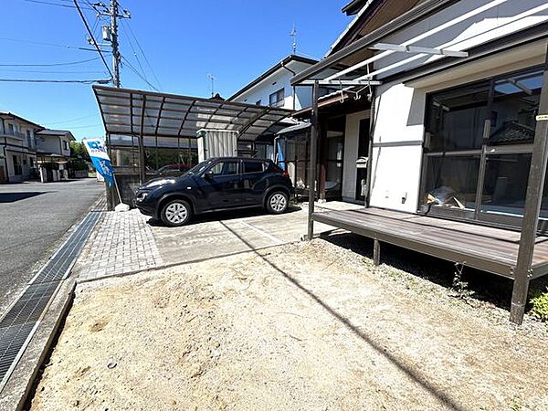 【外観】駐車は並列に2台、横付けで更に1台可能です。お庭としても使用できるので使い方は色々ですね。