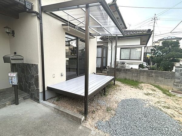 【外観】ウッドデッキはクリーニングを行いました。日光が良く当たるので洗濯物を干すのもいいですね。