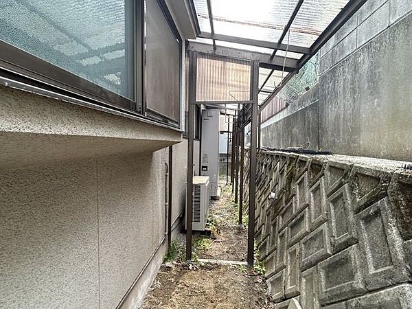 【外観】住宅の裏側になります。雨に濡れないように差し掛け等があります。