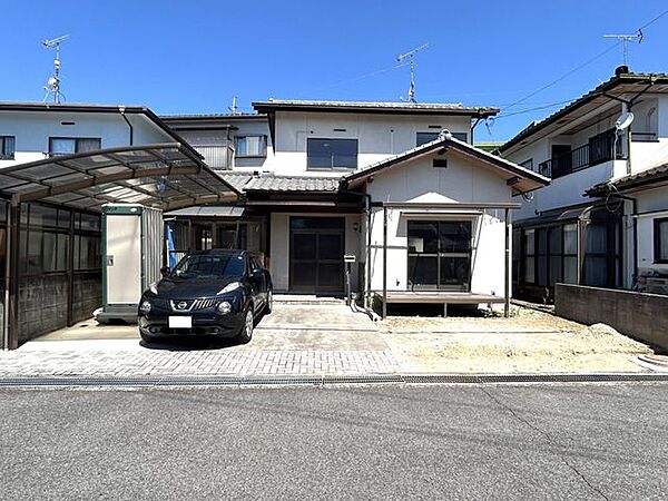 【駐車場】ブロック塀を解体し駐車スペースを広げました。自転車やバイクも停めることができ、すっきりしましたね。