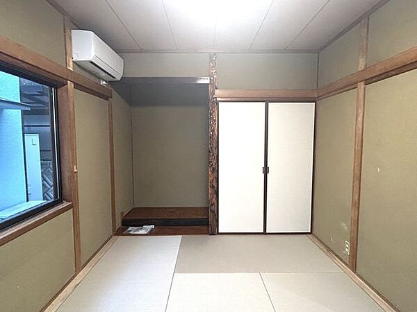 【1階和室】畳は新調し、襖は貼替を行いました。