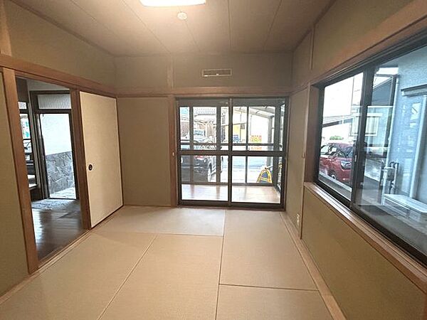【1階和室】畳は新調、襖は張り替えました。サンルームが隣接されています。