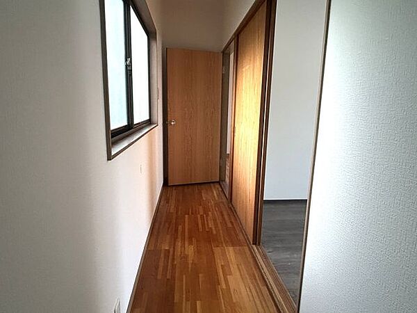 【2階廊下】2階の廊下はクロスを張り替えて照明を設置しました。