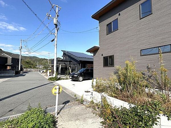 【前面道路】前面道路は角地なため広めです。お家への駐車も運転が苦手な方でも、楽々できそうです。
