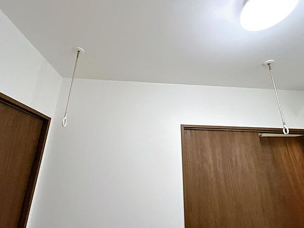 【ホスクリーン】ホスクリーンが設置されているので雨の日に外に洗濯物を干すことができない日でも室内に干すことができるので、嬉しいアイテムですね。