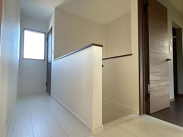 【2階廊下】2階の廊下です。白を基調とした床と壁で明るい印象のお家ですね。