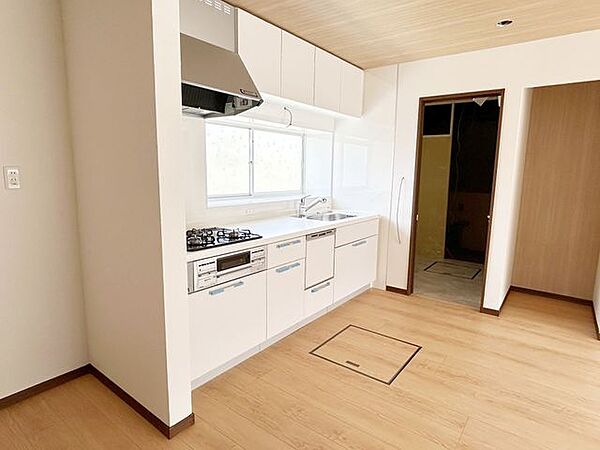 【同仕様写真】キッチンはハウステック製の新品に交換します。引出には一升瓶や寸胴鍋など背の高いものも収納できます。天板は熱や傷にも強い人工大理石仕様なので、毎日のお手入れが簡単です。