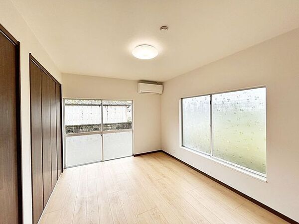 【リフォーム中/6帖洋室】玄関を入って右手の洋室です。クロス・フローリング張替、建具・照明の交換を行います。クローゼットを設置予定なので、洋服やタンスもすっきりまとめることができますね。