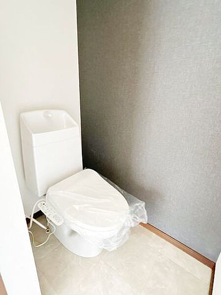 【同仕様写真】トイレはジャニス工業製の温水洗浄機能付きに新品交換します。表面は凹凸がないため汚れが付きにくく、継ぎ目のない形状でお手入れが簡単です。節水機能付きなのでお財布にも優しいですね。