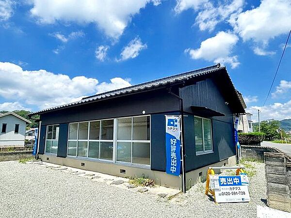 【リフォーム中/外観】これから外壁塗装を実施します。上下で濃淡をつけたダーク系のツートンカラーを施し、見た目から一新します。費用の掛かる塗装工事を含んでの価格なので、うれしいですね。