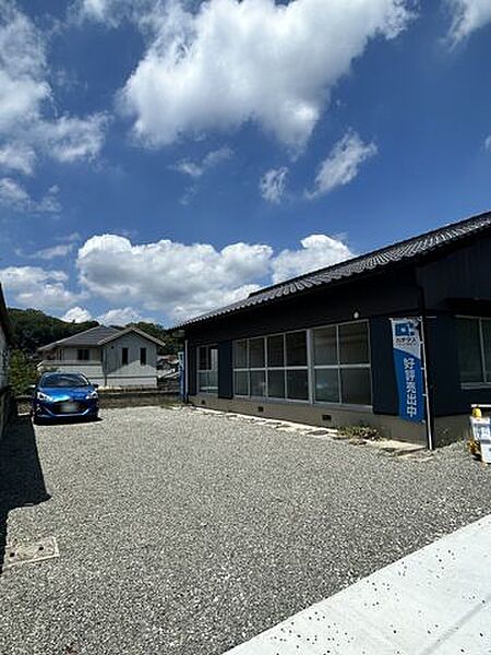 【リフォーム中/リビング】駐車場は普通車最大4台駐車できるように間口を広げて整備する予定です。急な来客や車を複数台お持ちの方も安心ですね。